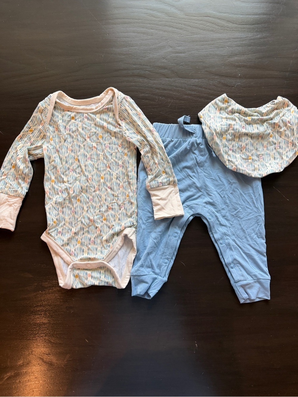 Tiny Kind Bamboo 3 Piece Baby Set Bodysuit Pants Bib 0-3M NWOT